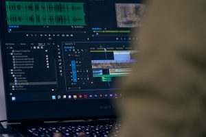 Videoredigering timeline på computer